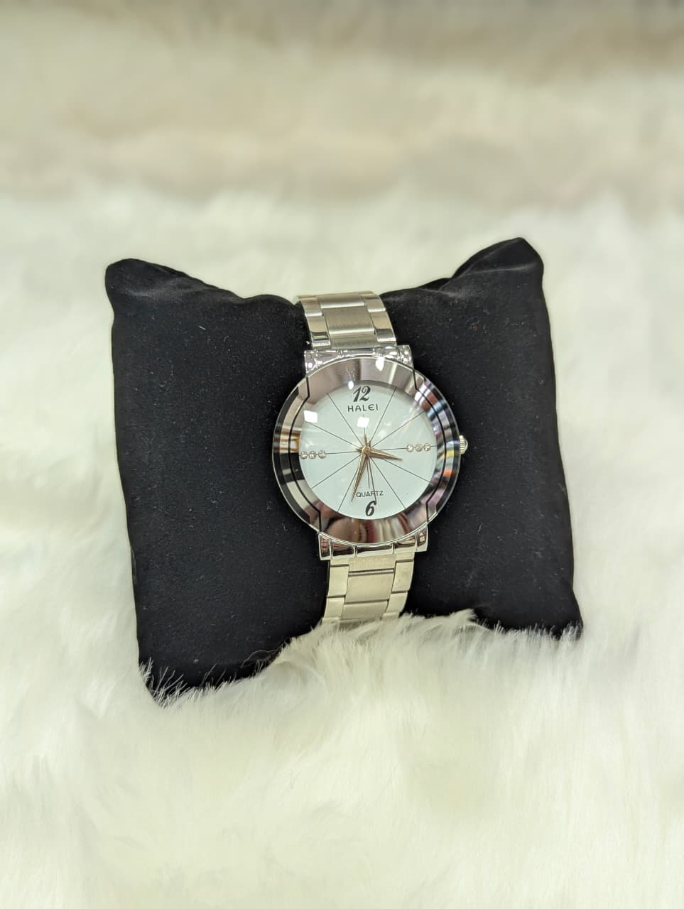 HALEI Round Shape Women Wrist Watch - Image 2