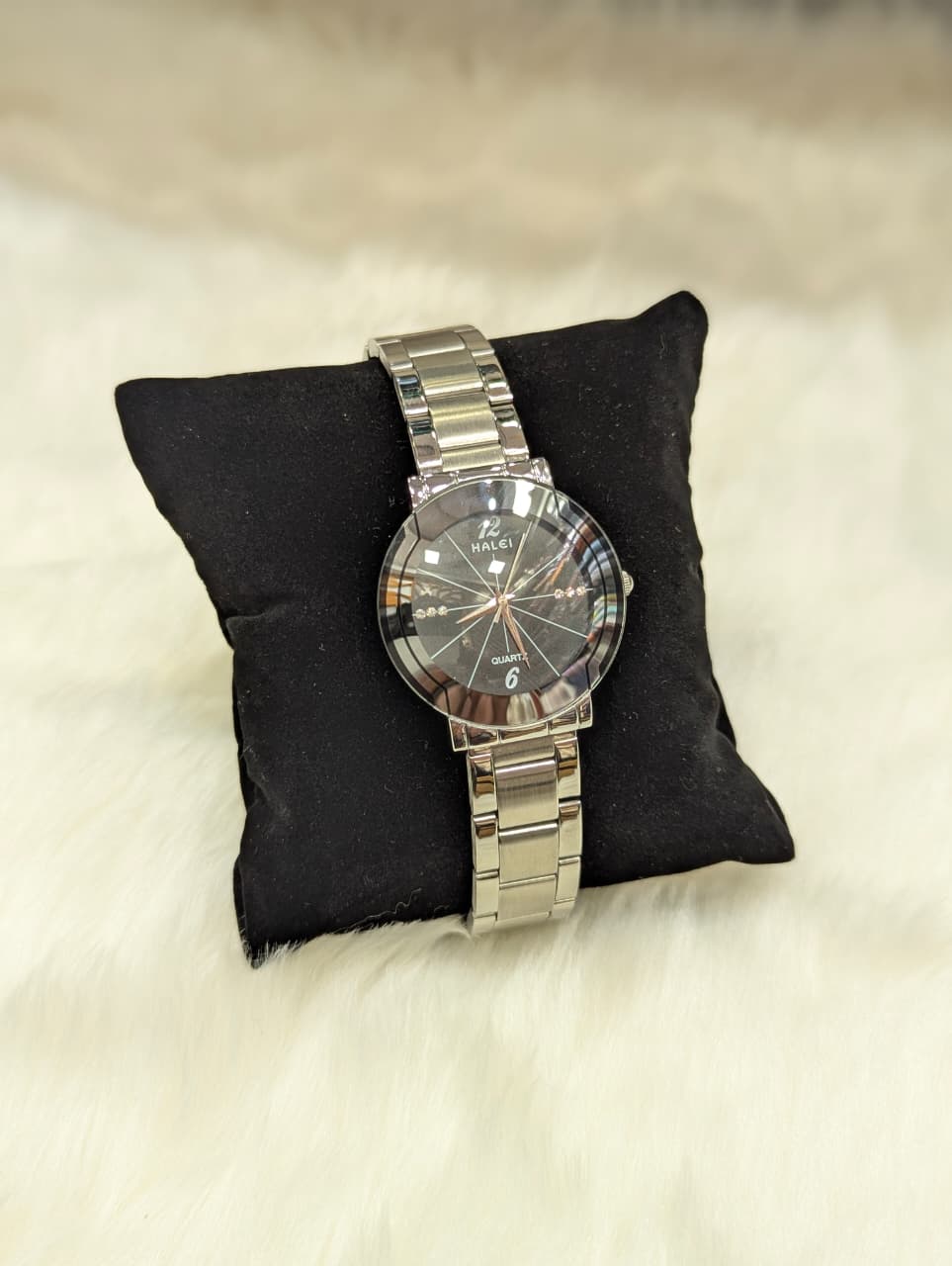 HALEI Round Shape Women Wrist Watch - Image 4